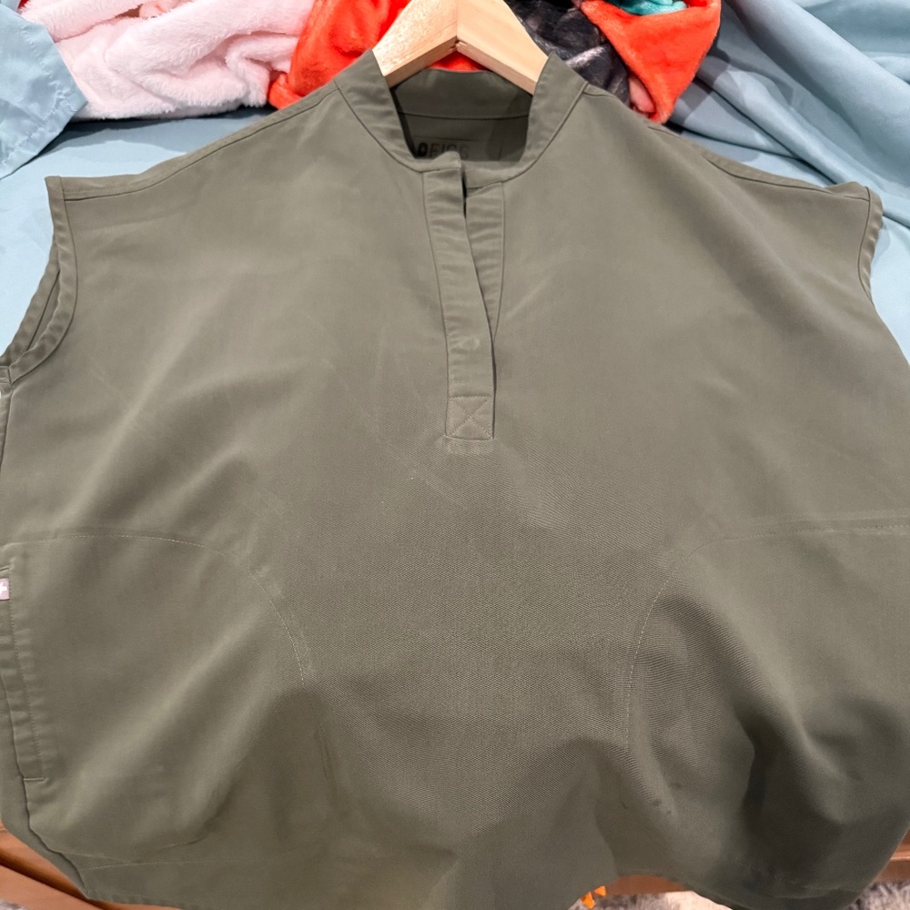 Figs olive rafaela size medium